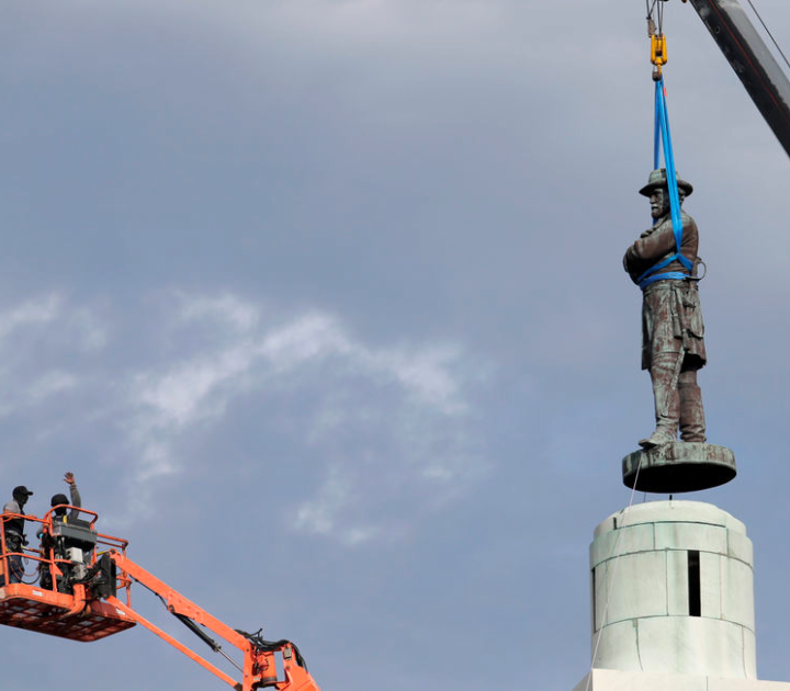 Crane removing the statue of Robert E. Lee in New Orleans
