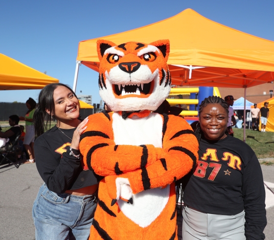 Benji Bengal with two female students