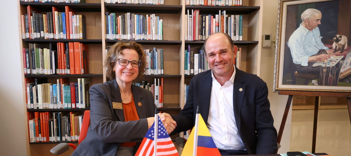 President Burris and Rector Montoya shaking hands