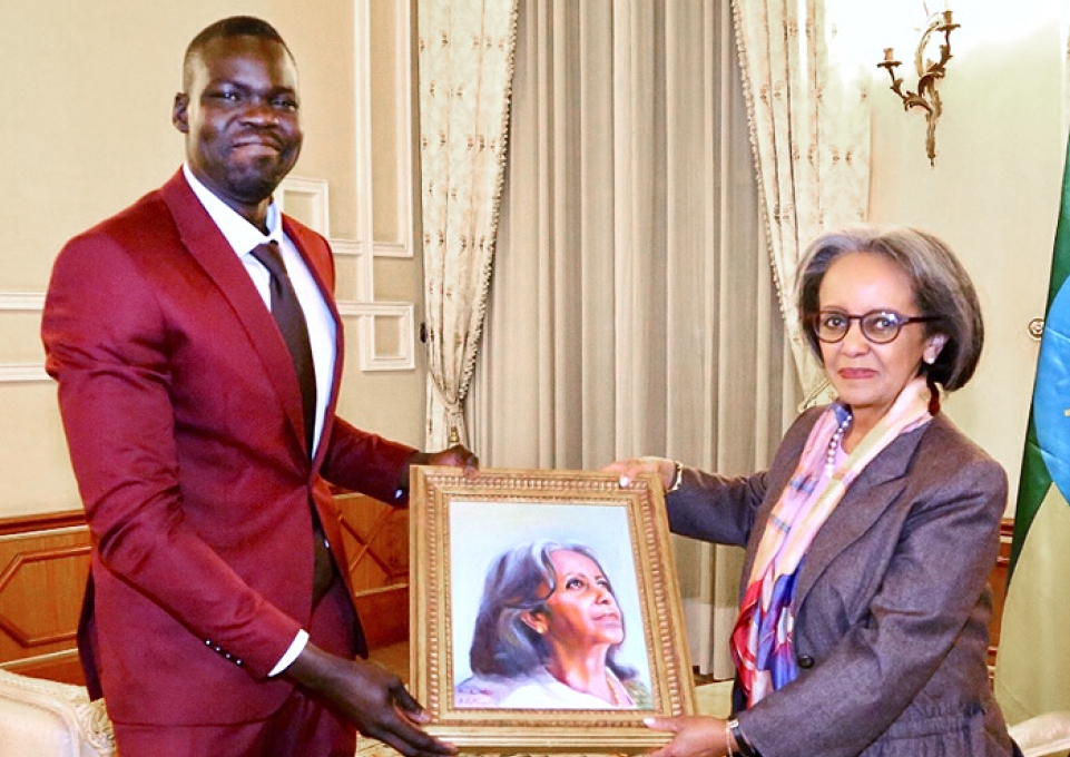 BuomKuoth Thot holding a painting with Ethiopian President